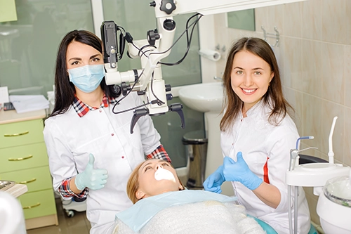 Dos médicas dentistas atendiendo a una paciente