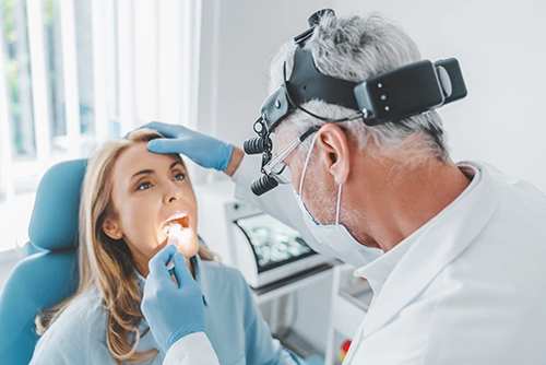 Chica tratada por un odontólogo en clínica dental en Gerona | GA4 + Pixel + Clarity