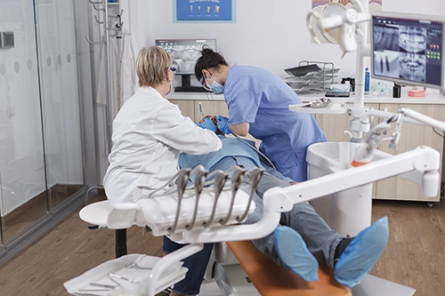 Personal médico atendiendo a un paciente en clínica dental en Tudela