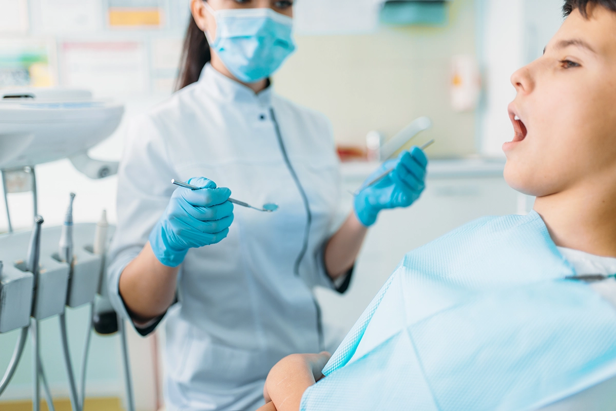 Medico comenzando el tratamiento de un paciente en clínica dental en Bilbao