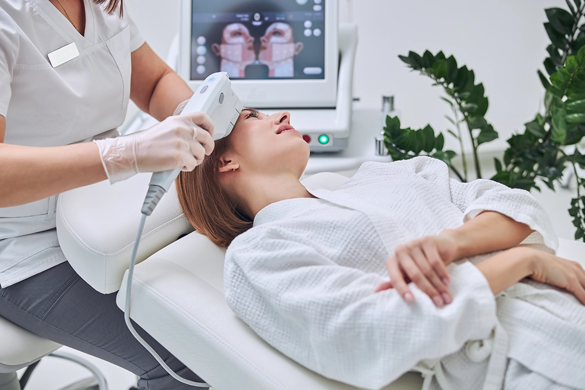 Mujer recibiendo tratamiento de estética