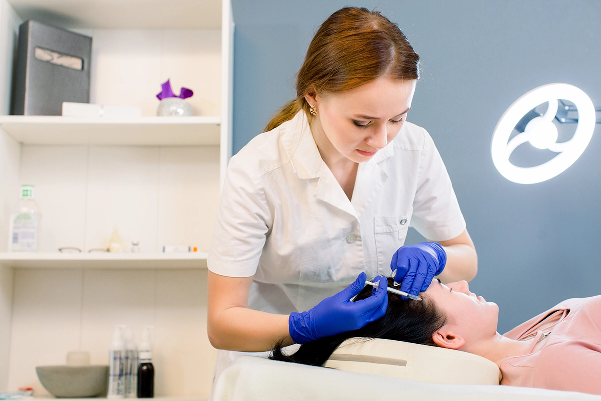 Joven aplicando tratamiento en un centro de estética en Santander, Cantabria