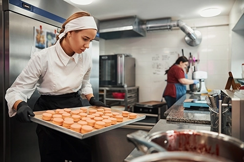 Joven repostera preparando los postres del restaurante en Navalcarnero