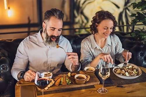 Pareja disfrutando una comida en un restaurante en Las Rozas Madrid