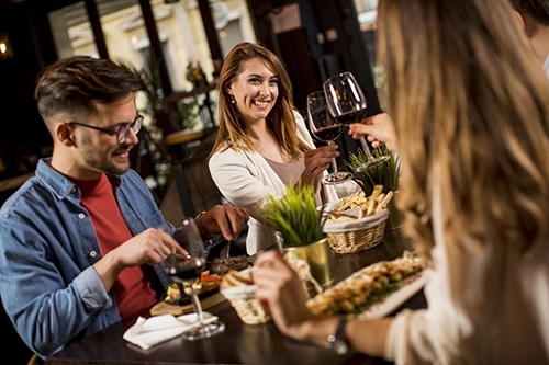 Grupo de amigos pasando una velada agradable en restaurante en Santa Coloma de Gramanet