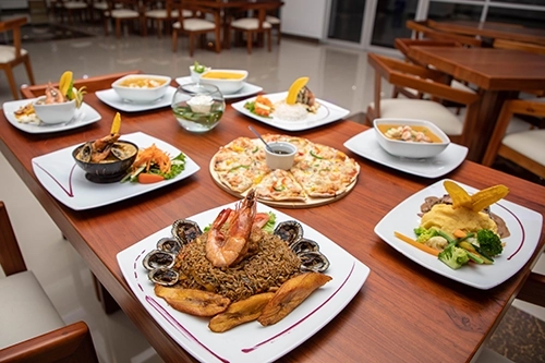 Platos listos para que los clientes disfruten de las delicias de los fogones del restaurante en Pinto