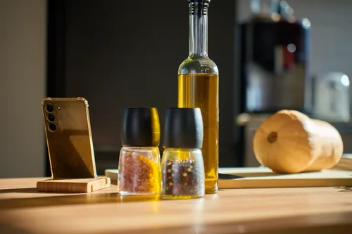 Aceite acompañado de especias y calabaza sobre la mesa