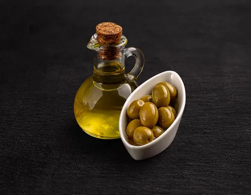 Aceite de oliva junto a los huesos de la aceituna