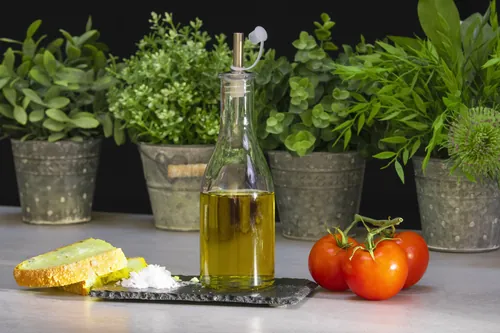 Aceite y pan acompañados de hierbas frescas de huerta