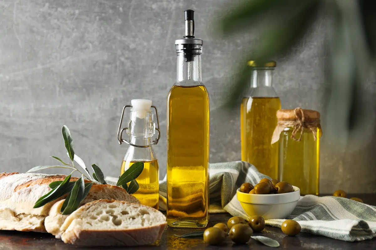 Aceite de oliva con pan recién hecho y aceitunas verdes