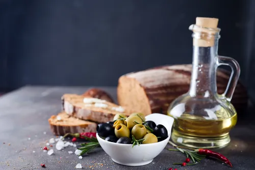 Aceitunas pan y aceite servidos juntos sobre la mesa