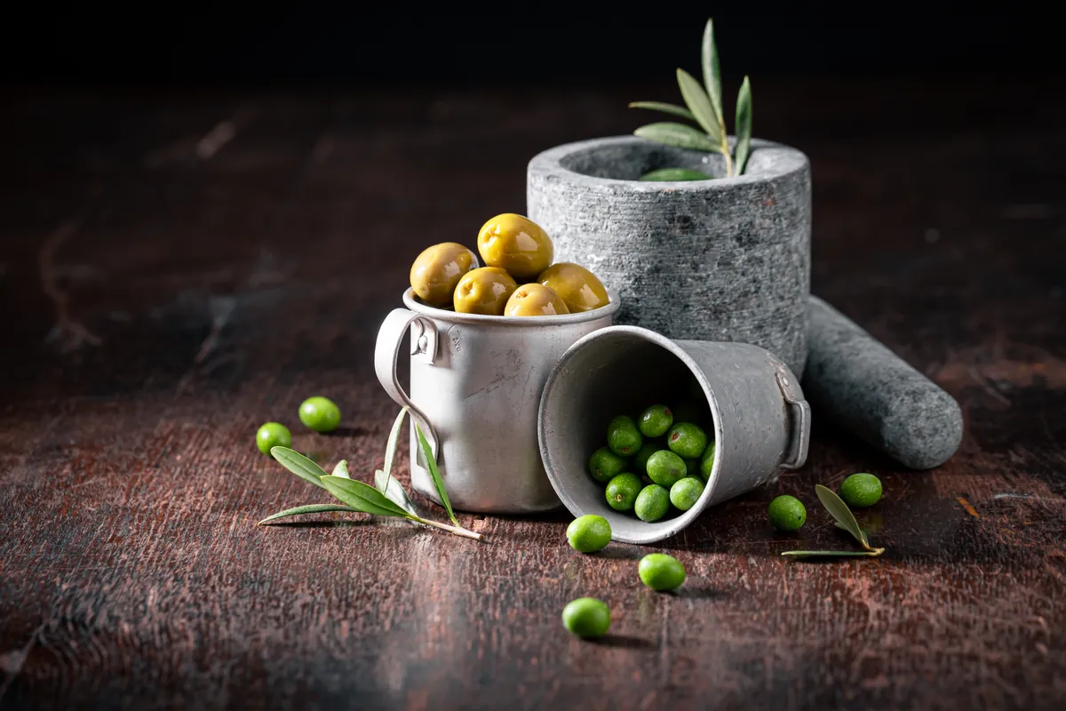 Aceitunas verdes acompañadas de un aceite de oliva aromático