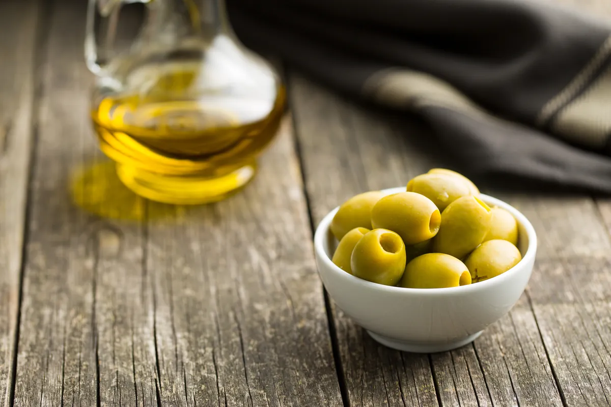 Primer plano de un conjunto de aceitunas verdes brillantes