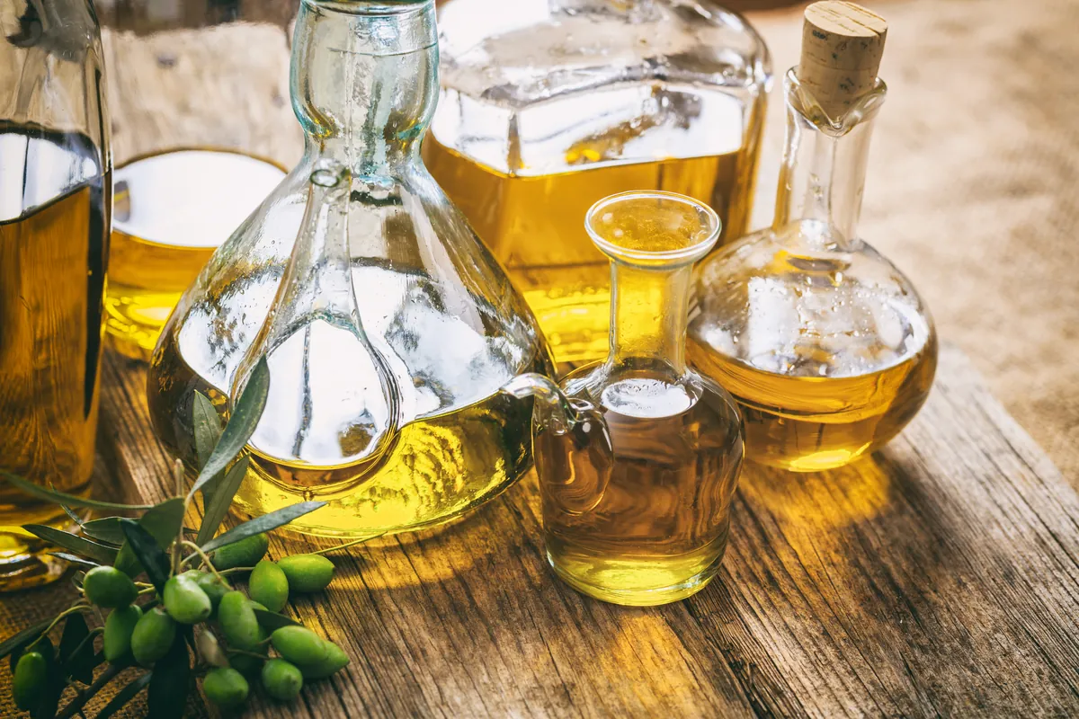 Botellas de cristal con aceite colocadas sobre la mesa