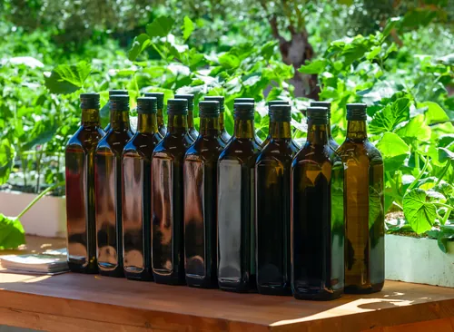 Varias botellas de aceite expuestas sobre una mesa de madera