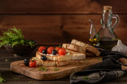 Bruschetta con tomate y aceitunas lista para servir