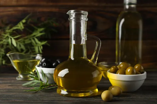Composición de aceite y aceitunas sobre una tabla de madera