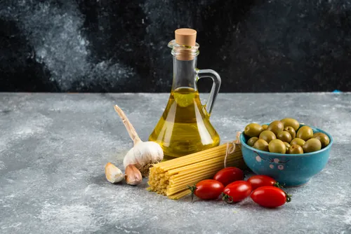 Ingredientes para pasta ordenados sobre una superficie gris