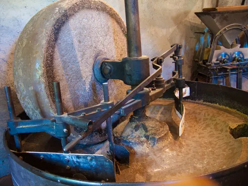 Detalle del rodillo de piedra de un molino tradicional de aceite