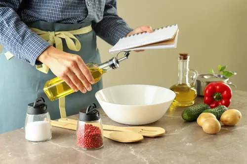 Preparación de una ensalada saludable en la encimera de cocina