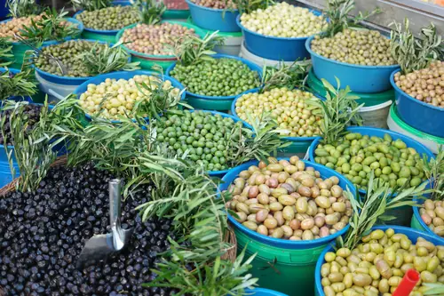 Surtido de aceitunas de distintas variedades en un mercado al aire libre