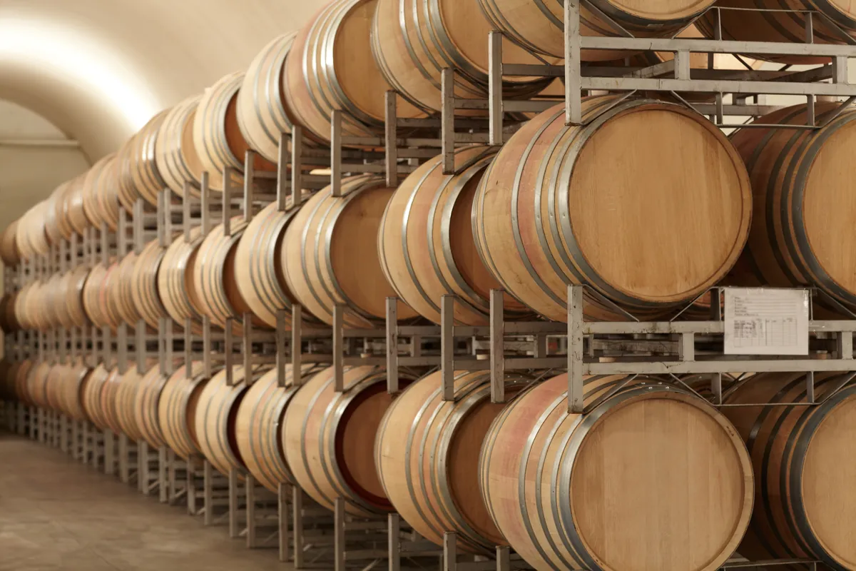Barricas apiladas en la bodega durante el periodo de crianza