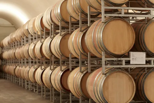Barricas apiladas en la bodega durante el periodo de crianza