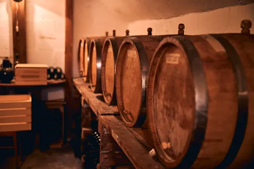 Barricas apiladas en el interior de una bodega antigua