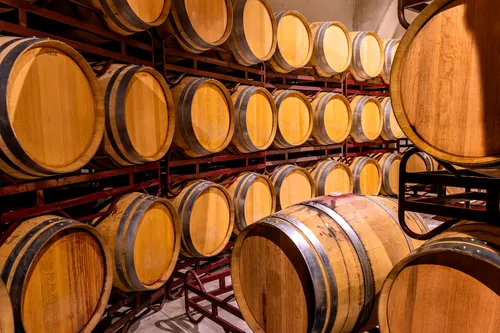 Barricas alineadas en el interior de una bodega española