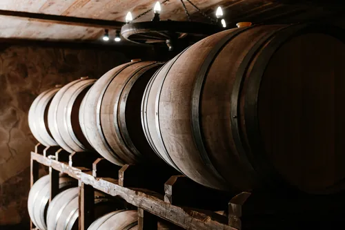 Barricas de madera en la sala de crianza de la bodega