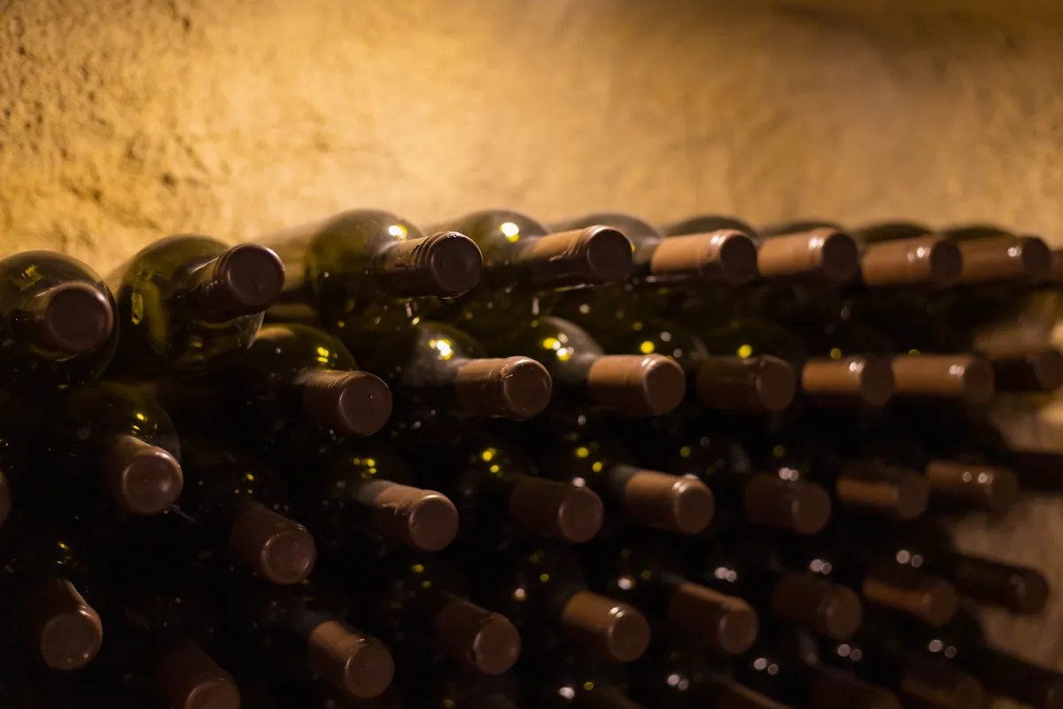 Botellas de vino almacenadas en el interior de una bodega