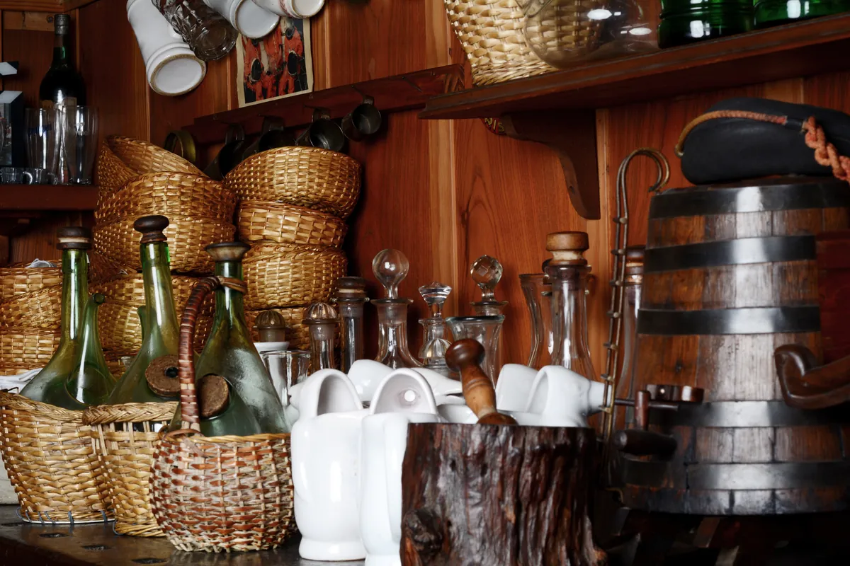 Botellas de vino añejas expuestas en una taberna antigua