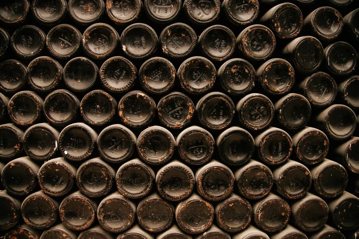 Botellas de vino apiladas en el almacén de la bodega