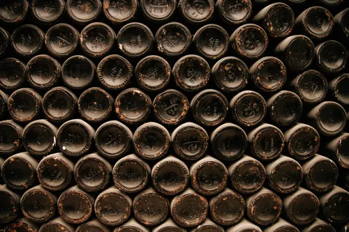 Botellas de vino apiladas en el almacén de la bodega
