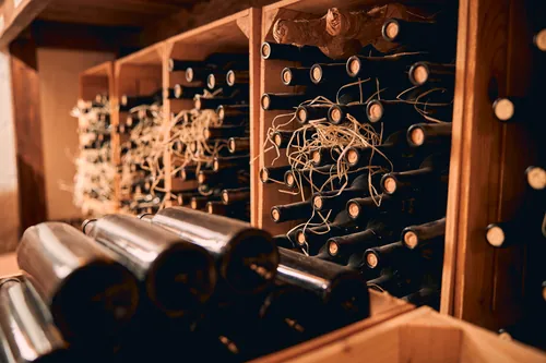 Botellas de vino colocadas en botelleros de madera maciza