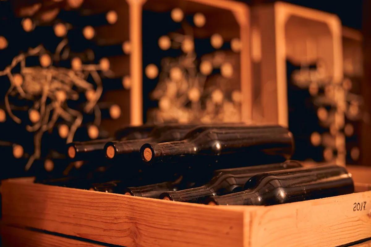 Detalle de unas botellas guardadas en una caja de madera