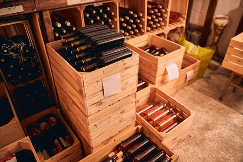 Botellas guardadas en cajas de madera dentro de la bodega