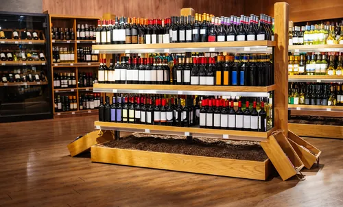 Botellas de vino expuestas en el lineal de una tienda