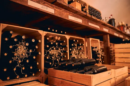 Cajas de madera con botellas dentro de la sala de crianza