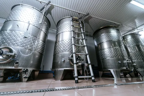Bodega moderna equipada con depósitos metálicos de acero inoxidable