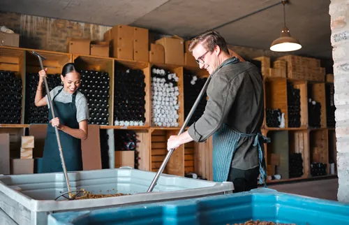 Operarios trabajando en el proceso de elaboración del vino