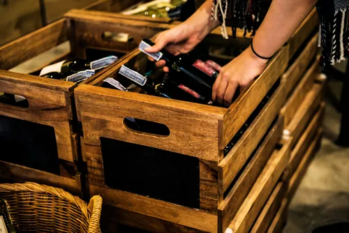 Botellas siendo colocadas dentro de cajas de madera