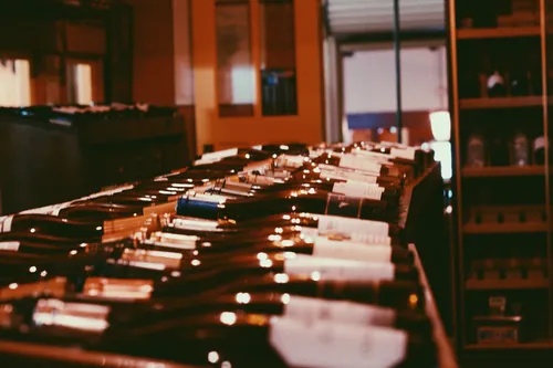 Puesto de venta de vino con botellas expuestas al público
