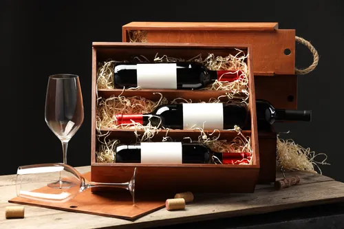 Tres botellas presentadas dentro de una caja de madera rústica