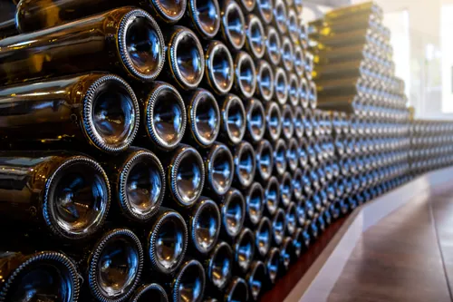 Vino ya embotellado reposando en la bodega antes de salir