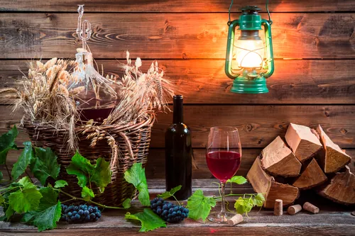 Copa de vino y racimos de uva en ambiente rústico