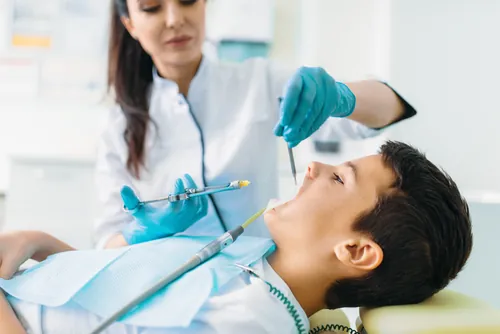 dental-adolescente-atendido-profesional-210