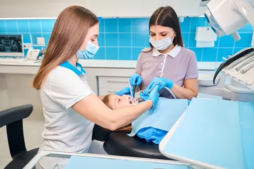 Niño recibiendo atención odontológica en una clínica moderna