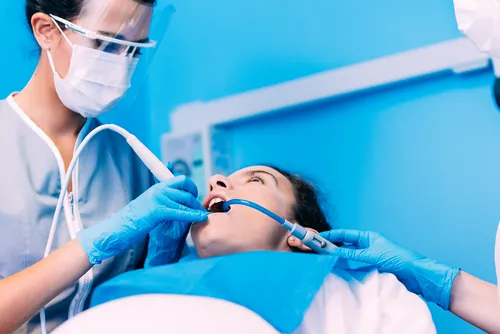 Paciente recibiendo atención odontológica en el entorno de la clínica