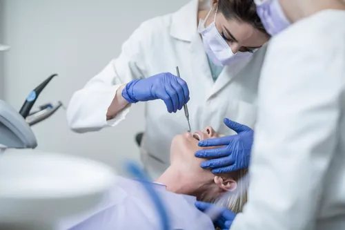 Profesional comprobando el estado de los dientes del paciente